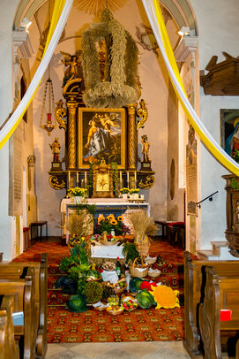 Thumbnail: _JA 24283 Erntedank in Hohenried, Erntedankaltar in Hohenried, gestaltet von der Mesnerfamilie Schmidl.jpg